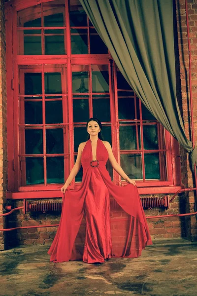 Bela Menina Caucasiana Vestido Longo Vermelho Fundo Uma Enorme Janela — Fotografia de Stock