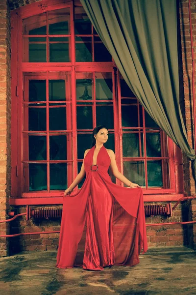 Καυκάσιος Όμορφο Κορίτσι Ένα Κόκκινο Μακρύ Φόρεμα Για Ιστορικό Της — Φωτογραφία Αρχείου