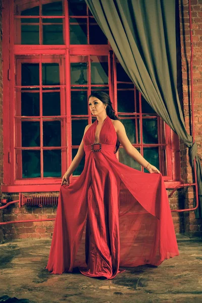 Bela Menina Caucasiana Vestido Longo Vermelho Fundo Uma Enorme Janela — Fotografia de Stock