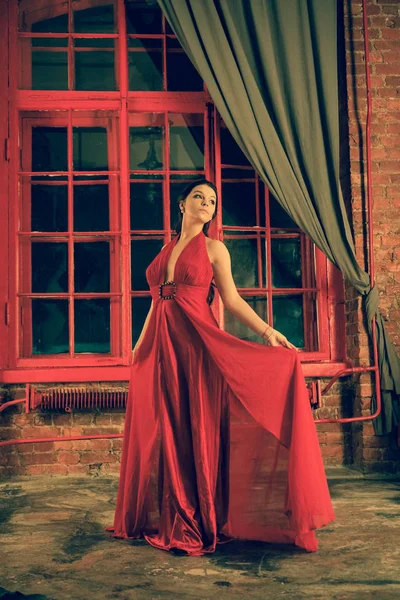 Bela Menina Caucasiana Vestido Longo Vermelho Fundo Uma Enorme Janela — Fotografia de Stock