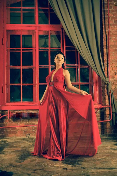 Bela Menina Caucasiana Vestido Longo Vermelho Fundo Uma Enorme Janela — Fotografia de Stock