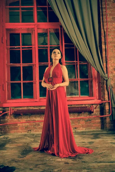 Hermosa Chica Caucásica Vestido Largo Rojo Fondo Una Enorme Ventana — Foto de Stock