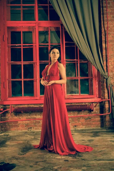 Bela Menina Caucasiana Vestido Longo Vermelho Fundo Uma Enorme Janela — Fotografia de Stock