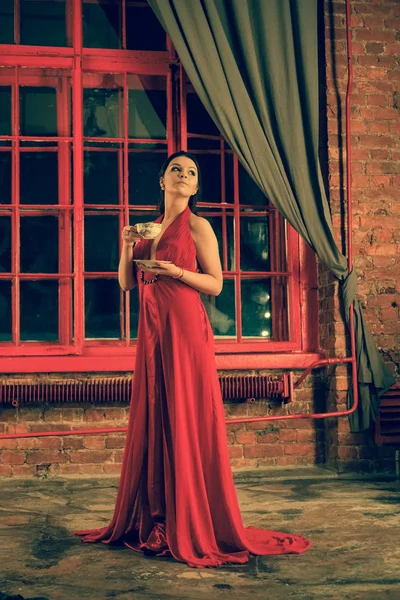 Bela Menina Caucasiana Vestido Longo Vermelho Fundo Uma Enorme Janela — Fotografia de Stock