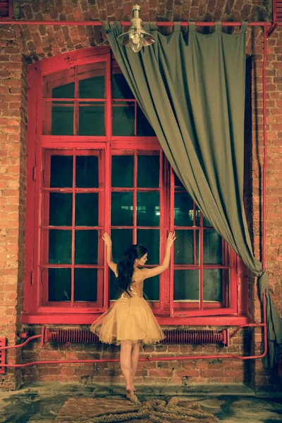 Hermosa Chica Caucásica Vestido Lentejuelas Oro Fondo Una Enorme Ventana — Foto de Stock