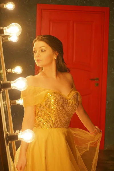 Όμορφη Νεαρή Κοπέλα Ένα Χρυσό Φόρεμα Βράδυ Στέκεται Μια Κουβέρτα — Φωτογραφία Αρχείου