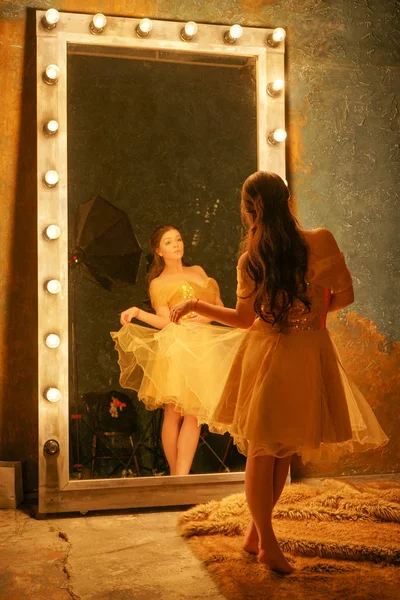 Όμορφη Νεαρή Κοπέλα Ένα Χρυσό Φόρεμα Βράδυ Στέκεται Μια Κουβέρτα — Φωτογραφία Αρχείου