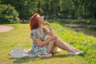 Yaz aylarında zevk yaşam City Park retro elbiseli şirin kız