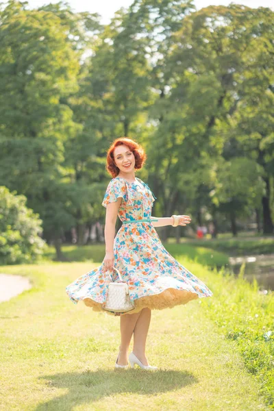 Nettes Mädchen Retro Kleid Genießt Das Leben Stadtpark Sommer — Stockfoto