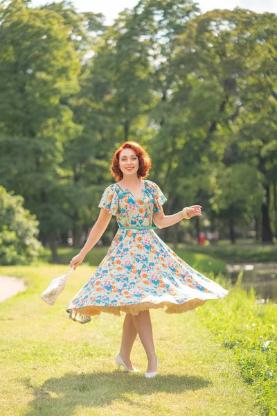Roztomilá Dívka Retro Šaty Létě Užívat Života City Parku — Stock fotografie