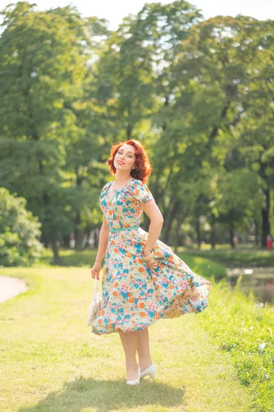 Menina Bonito Vestido Retro Desfrutar Vida Cidade Park Verão — Fotografia de Stock