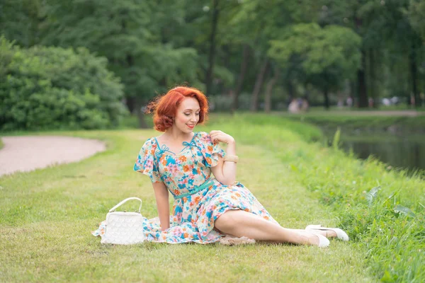 Милая Девушка Ретро Платье Наслаждаясь Жизнью Городском Парке Летом — стоковое фото