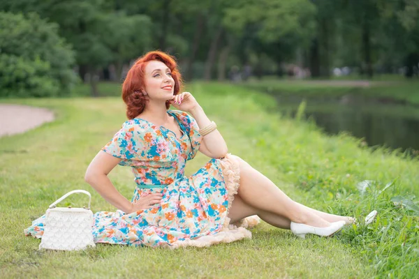 Cute Girl Retro Sukienka Cieszyć Się Życiem Mieście Park Latem — Zdjęcie stockowe