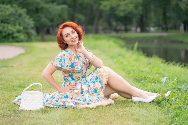 Nettes Mädchen Retro Kleid Genießt Das Leben Stadtpark Sommer — Stockfoto