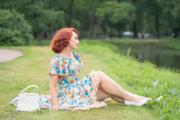 Nettes Mädchen Retro Kleid Genießt Das Leben Stadtpark Sommer — Stockfoto