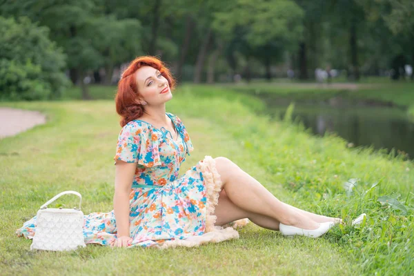 Yaz Aylarında Zevk Yaşam City Park Retro Elbiseli Şirin Kız — Stok fotoğraf