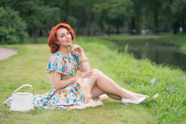 Linda Chica Vestido Retro Disfrutando Vida Ciudad Parque Verano —  Fotos de Stock