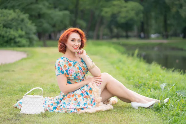 Cute Girl Retro Sukienka Cieszyć Się Życiem Mieście Park Latem — Zdjęcie stockowe