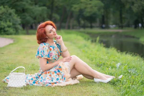 Söt Flicka Retro Klänning Njuter Livet City Park Sommar — Stockfoto