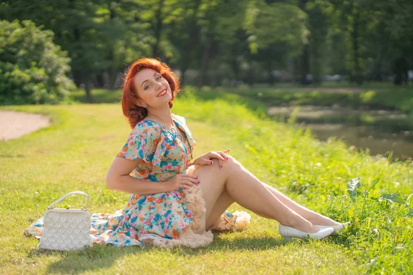 Nettes Mädchen Retro Kleid Genießt Das Leben Stadtpark Sommer — Stockfoto