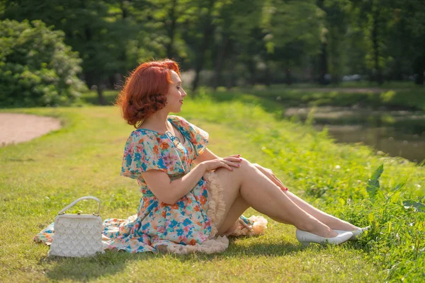 Yaz Aylarında Zevk Yaşam City Park Retro Elbiseli Şirin Kız — Stok fotoğraf