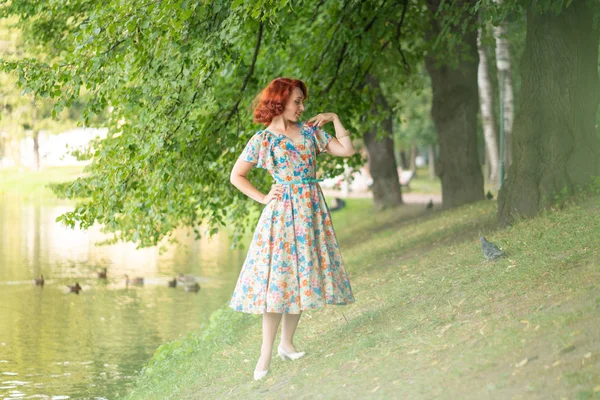 Nettes Mädchen Retro Kleid Genießt Das Leben Stadtpark Sommer — Stockfoto