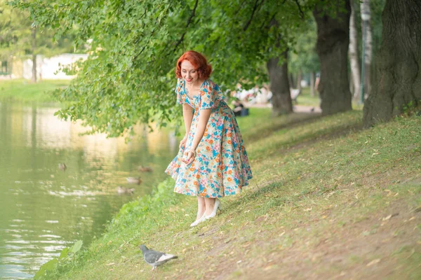 Nettes Mädchen Retro Kleid Füttert Sommer Tauben Stadtpark — Stockfoto