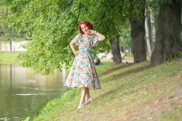 Mignonne Fille Robe Rétro Profiter Vie Dans Parc Ville Été — Photo