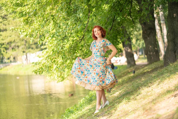 夏の公園の都市で生活を楽しんでレトロなドレスでかわいい女の子 — ストック写真