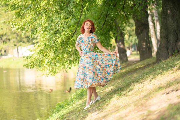 夏の公園の都市で生活を楽しんでレトロなドレスでかわいい女の子 — ストック写真