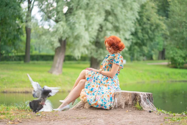 Linda Chica Vestido Retro Alimenta Las Palomas Aves Ciudad Parque — Foto de Stock