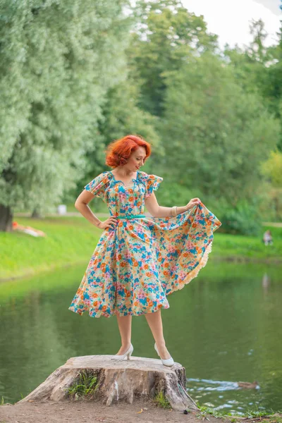 Nettes Mädchen Retro Kleid Genießt Das Leben Stadtpark Sommer — Stockfoto