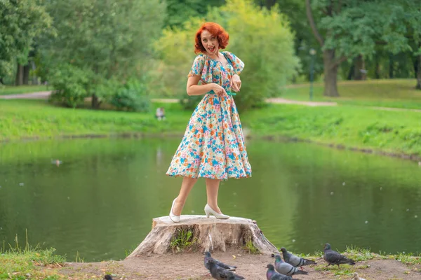 Nettes Mädchen Retro Kleid Füttert Sommer Tauben Stadtpark — Stockfoto