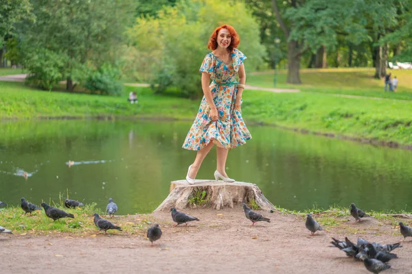 Menina Bonito Vestido Retro Alimenta Pombos Pássaros Cidade Parque Verão — Fotografia de Stock