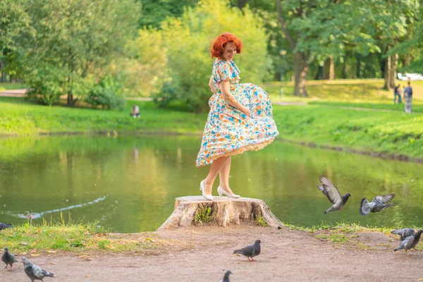 Menina Bonito Vestido Retro Alimenta Pombos Pássaros Cidade Parque Verão — Fotografia de Stock