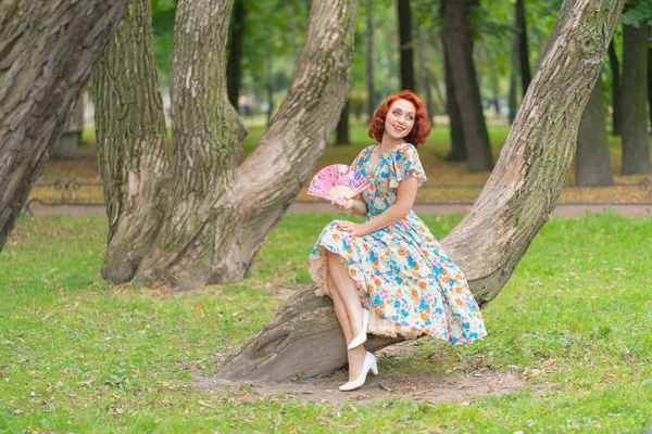 Charmantes Mädchen Mit Roten Haaren Retro Stil Posiert Einem Vintage — Stockfoto