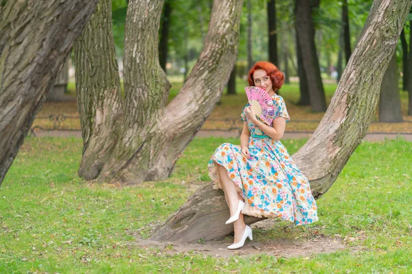Urocza Dziewczyna Rude Włosy Stylu Retro Pozowanie Sukienka Vintage Wentylatorem — Zdjęcie stockowe