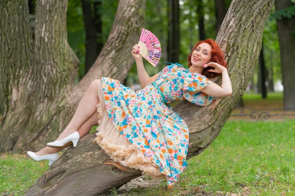 Affascinante Ragazza Con Capelli Rossi Stile Retrò Posa Abito Vintage — Foto Stock