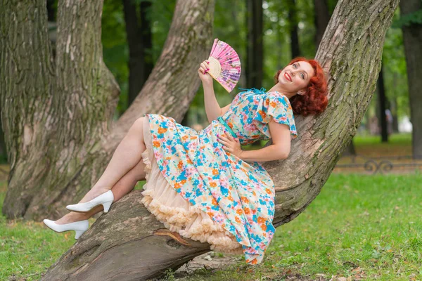 Charmante Meisje Met Rood Haar Retro Stijl Poseren Een Vintage — Stockfoto