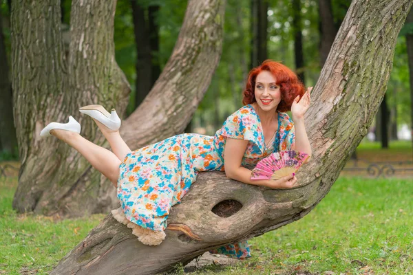 Encantadora Menina Com Cabelo Vermelho Estilo Retro Posando Vestido Vintage — Fotografia de Stock