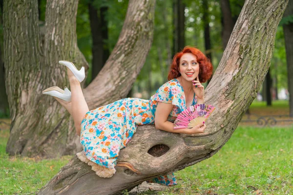 Okouzlující Dívka Červenými Vlasy Retro Stylu Pózuje Retro Šaty Ventilátorem — Stock fotografie