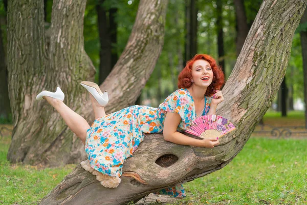 Affascinante Ragazza Con Capelli Rossi Stile Retrò Posa Abito Vintage — Foto Stock