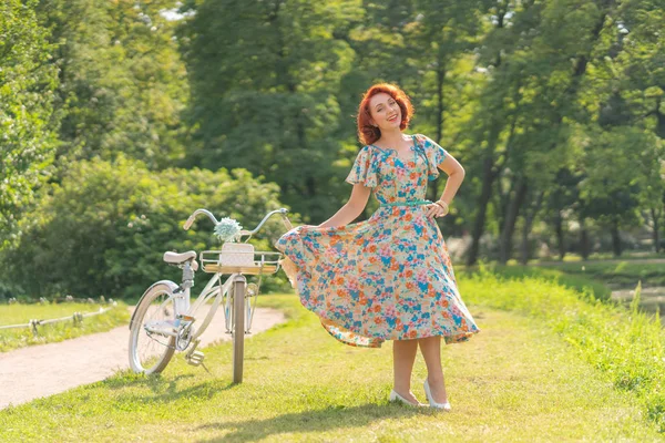 Niedlichen Kaukasischen Mädchen Mit Roten Haaren Einem Retro Kleid Genießen — Stockfoto