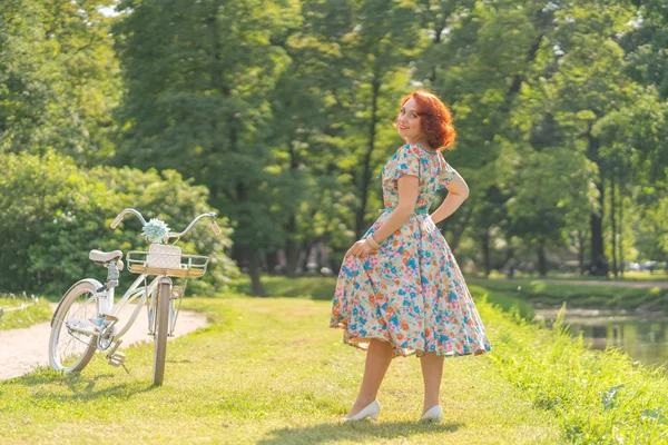 Schattig Kaukasische Meisje Met Rood Haar Een Retro Jurk Genieten — Stockfoto