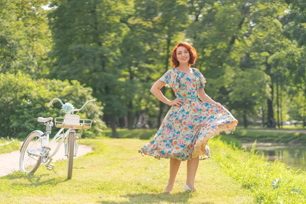 Bonito Menina Caucasiana Com Cabelo Vermelho Vestido Retro Desfrutando Vida — Fotografia de Stock