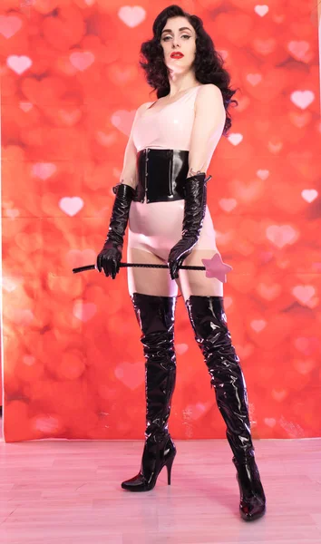 Szałowy Brunetka Dziewczyna Ubrana Różowy Lateks Gumowy Kostium Czarne Fetysz — Zdjęcie stockowe