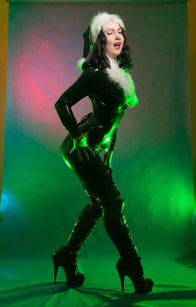 Slechte Kinky Zwarte Satna Meisje Poseren Latex Rubber Kostuum Met — Stockfoto