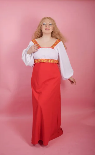 스튜디오에서 단단한 분홍색 바탕에 빨간색과 러시아 Sundress에서 — 스톡 사진