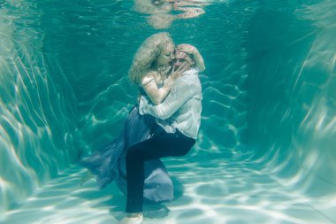 Yavaşça su altında sarılma aşıkların güzel romantik çift