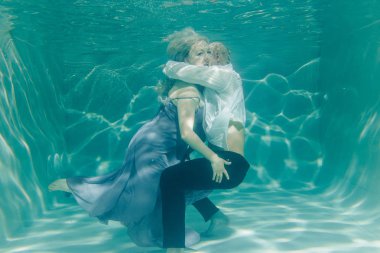 Yavaşça su altında sarılma aşıkların güzel romantik çift